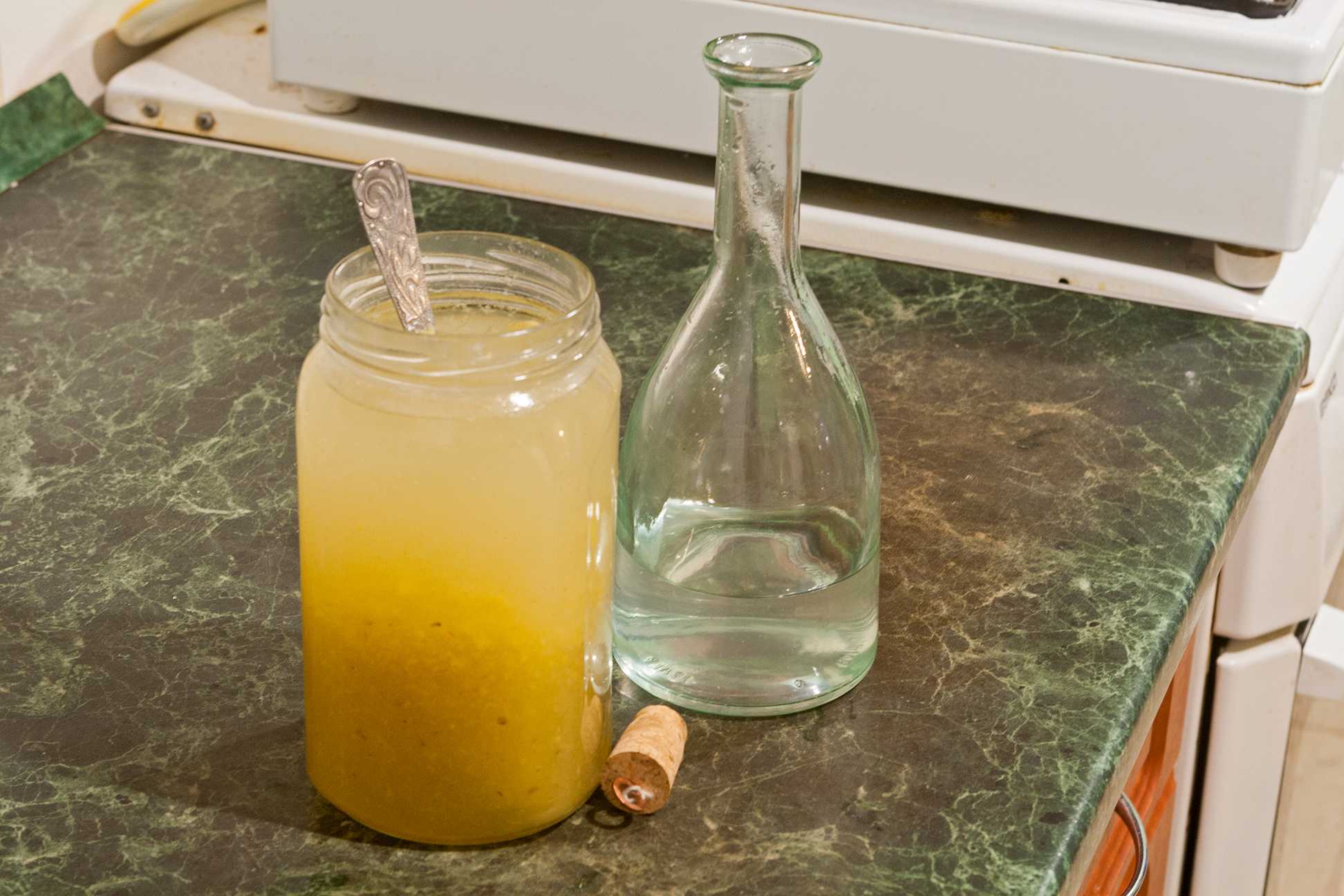 Лимончелло на самогоне на 1 литр. Вино из лимона. Лимончелло прозрачный или мутный. Лимончелло в домашних условиях на самогоне. Лимончелло полимерное стекло.