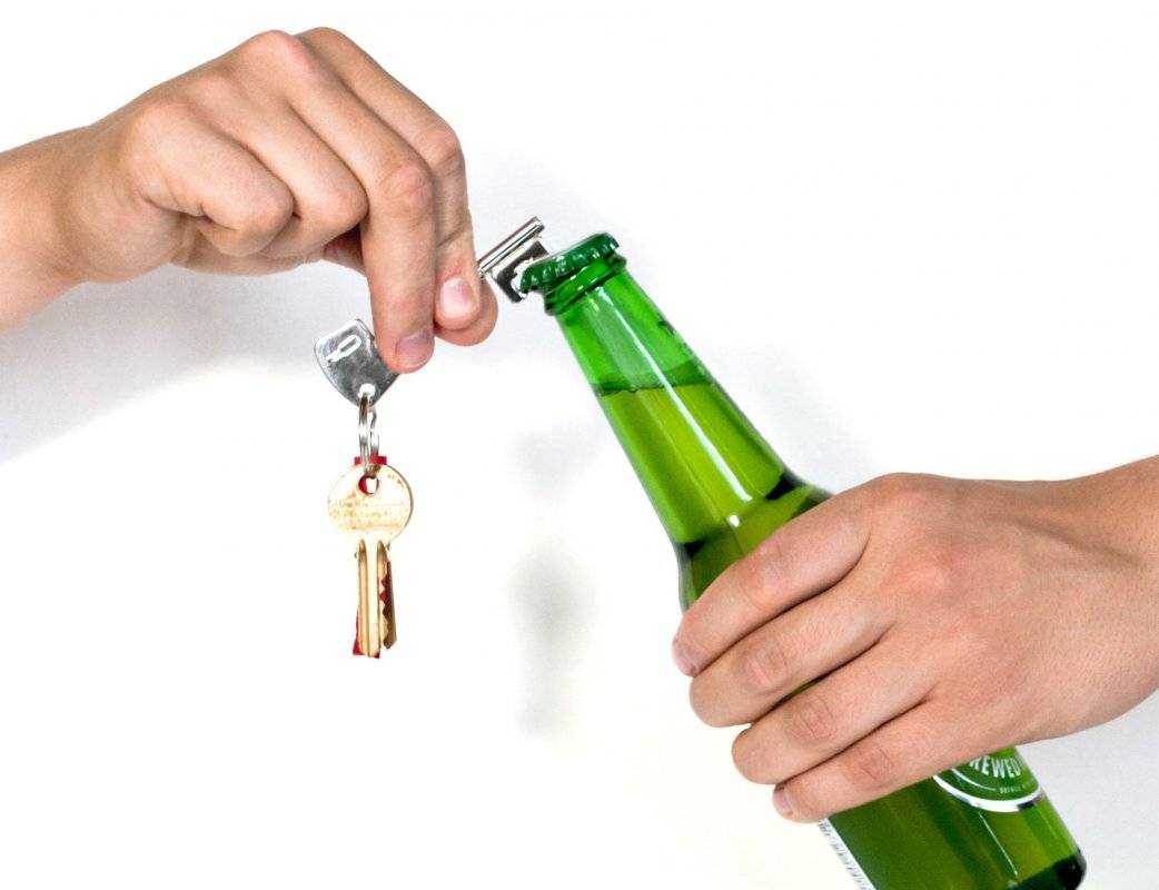 Как открыть пиво без открывашки: разные способы для парней и девушек, в том числе ключами, ножницами, вилкой, другой бутылкой