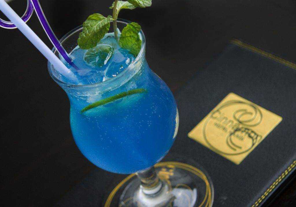Коктейль «голубая лагуна»: что это такое и как его пить?
