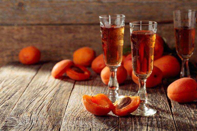Крепкие и сладкие напитки из абрикосов в домашних условиях. правила сбраживания и настойки алкогольных напитков из абрикосов