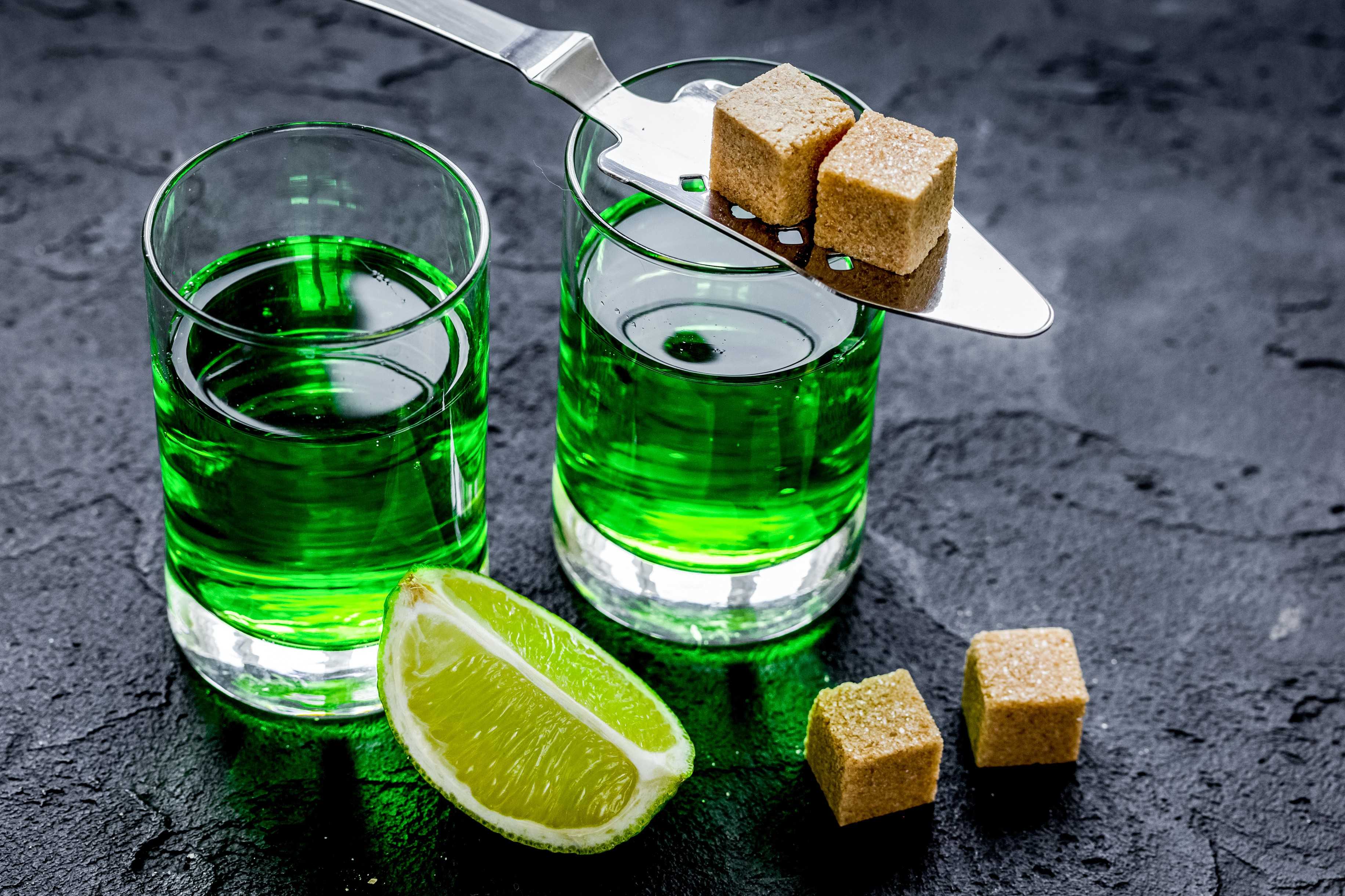 Как правильно пить л. Абсент. Абсент напиток. Абсент зеленый. Абсент алкогольные напитки.