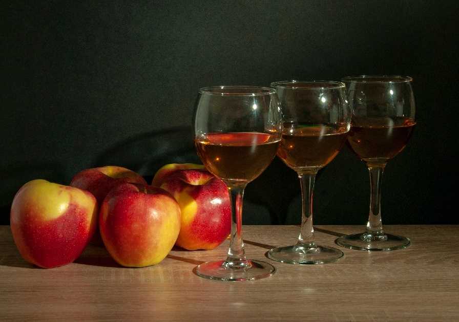 Как пить кальвадос правильно. Яблочный коньяк. Вино из яблок. Напитки во Франции. Поммо яблочное вино.