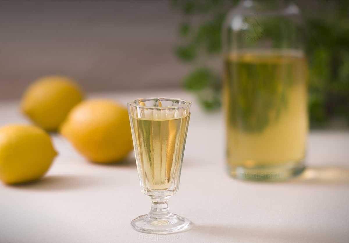 Рецепт ликера лимончелло. Лимонный ликер Лимончелло. Лимончелло и Хреновуха. Лимоны для Лимончелло.