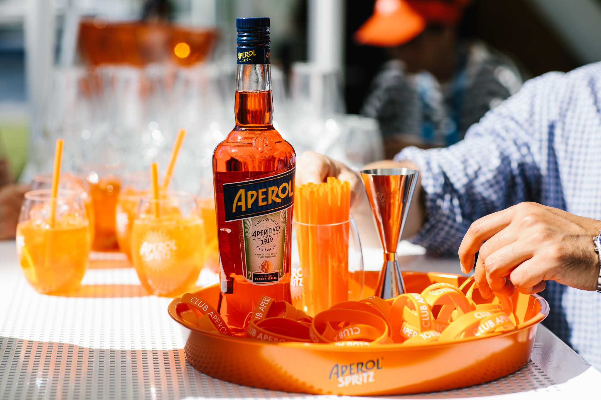 С чем пьют апероль в домашних. Ликер Aperol aperitivo. Апельсиновый ликер Апероль. Аппероль оперетиво шприц. Aperol Spritz коктейль.
