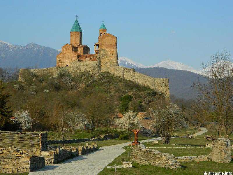Кварели, грузия - вино, озеро, достопримечательности и фото.