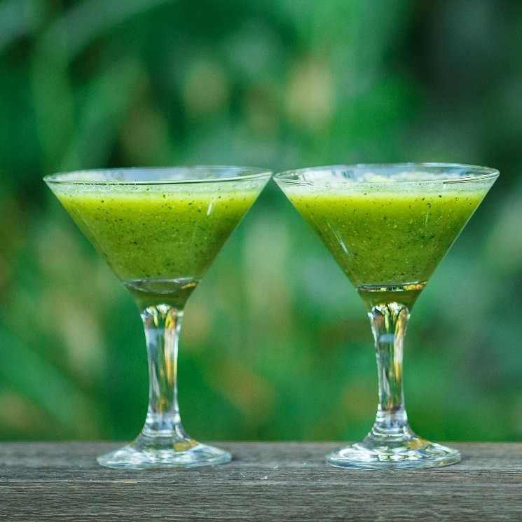 Коктейль зеленая миля. Зеленая миля коктейль. Абсент коктейль. Зеленый коктейль алкогольный. Коктейли алкогольные салатовые.