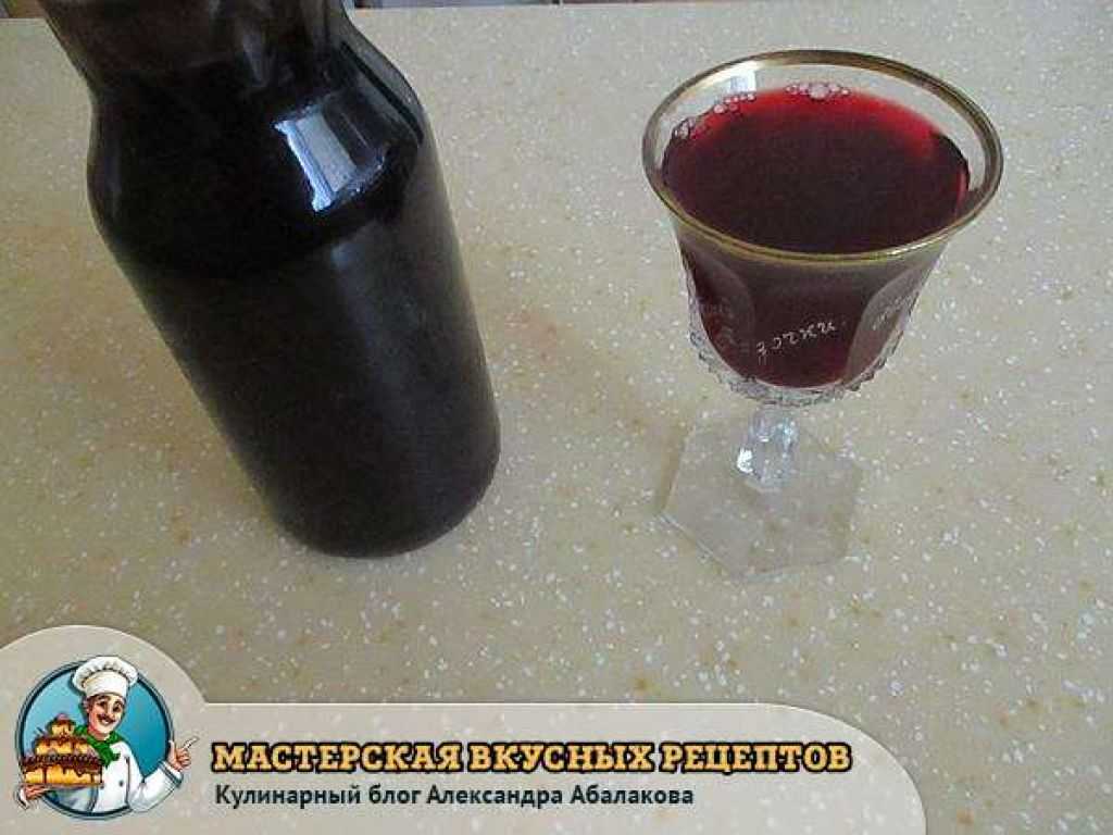 Рецепт домашнего вина черной смородины. Вино из смородины. Вино из черной смородины. Домашнее вино из смородины. Вино из чёрной смородины в домашних.