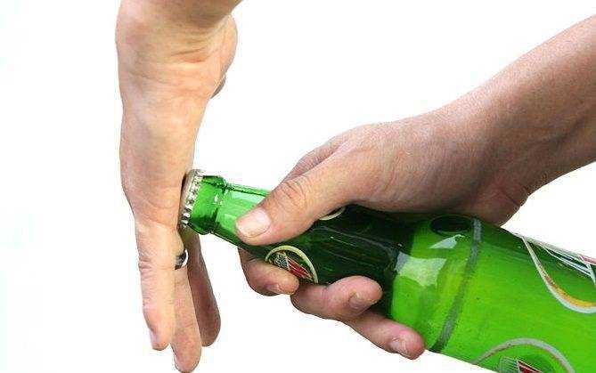 Как открыть бутылку пива ключом: 11 шагов