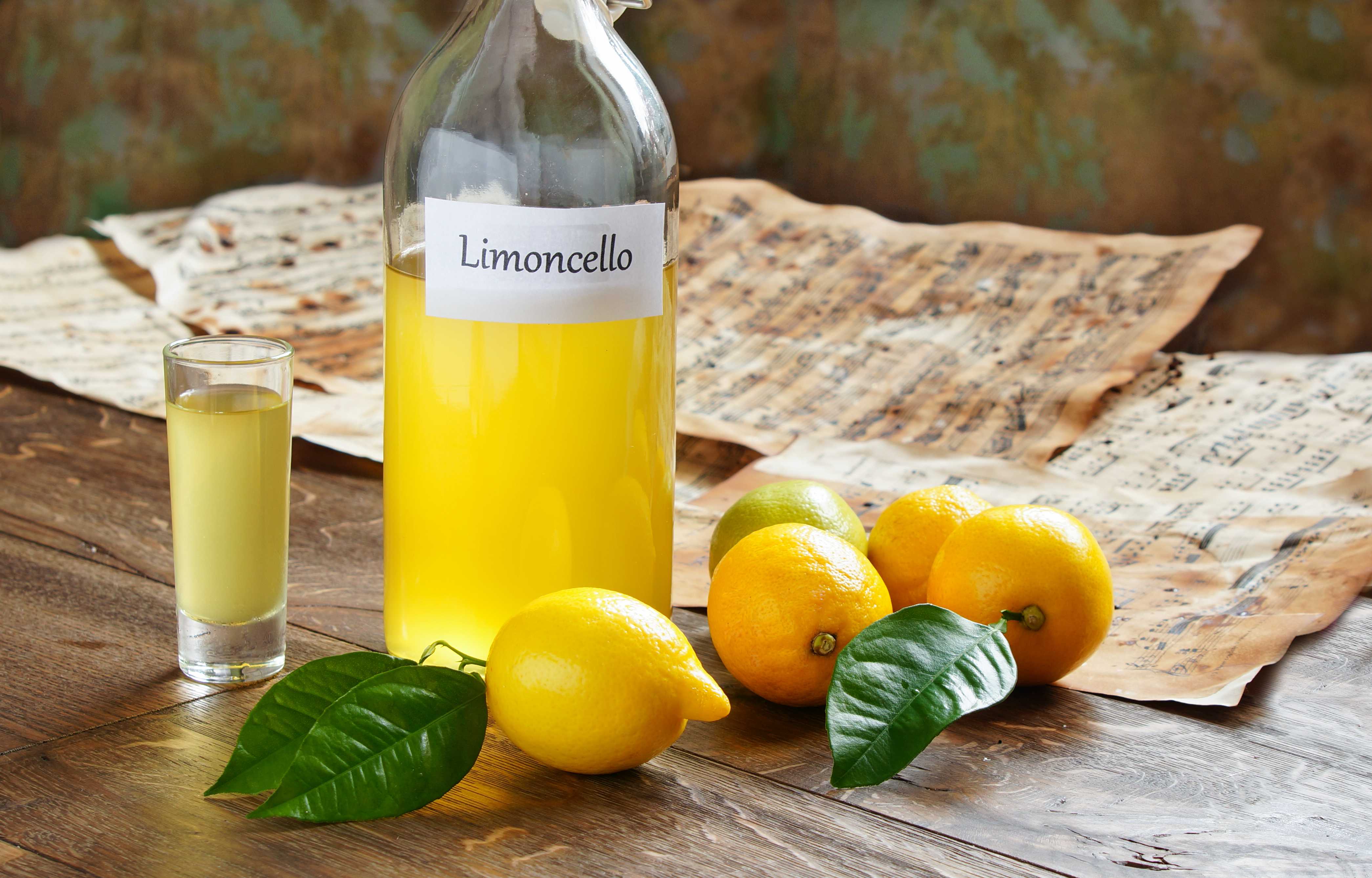 Лимончелло на самогоне на 1. Лимончелло итальянские ликёры. Италия напиток Лимончелло. Лимонный ликёр Limoncello.