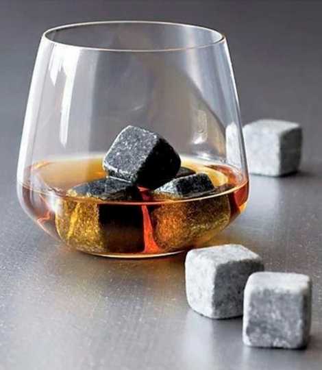 Виски со льдом: стоит ли добавлять кубики в напиток, и как его правильно пить