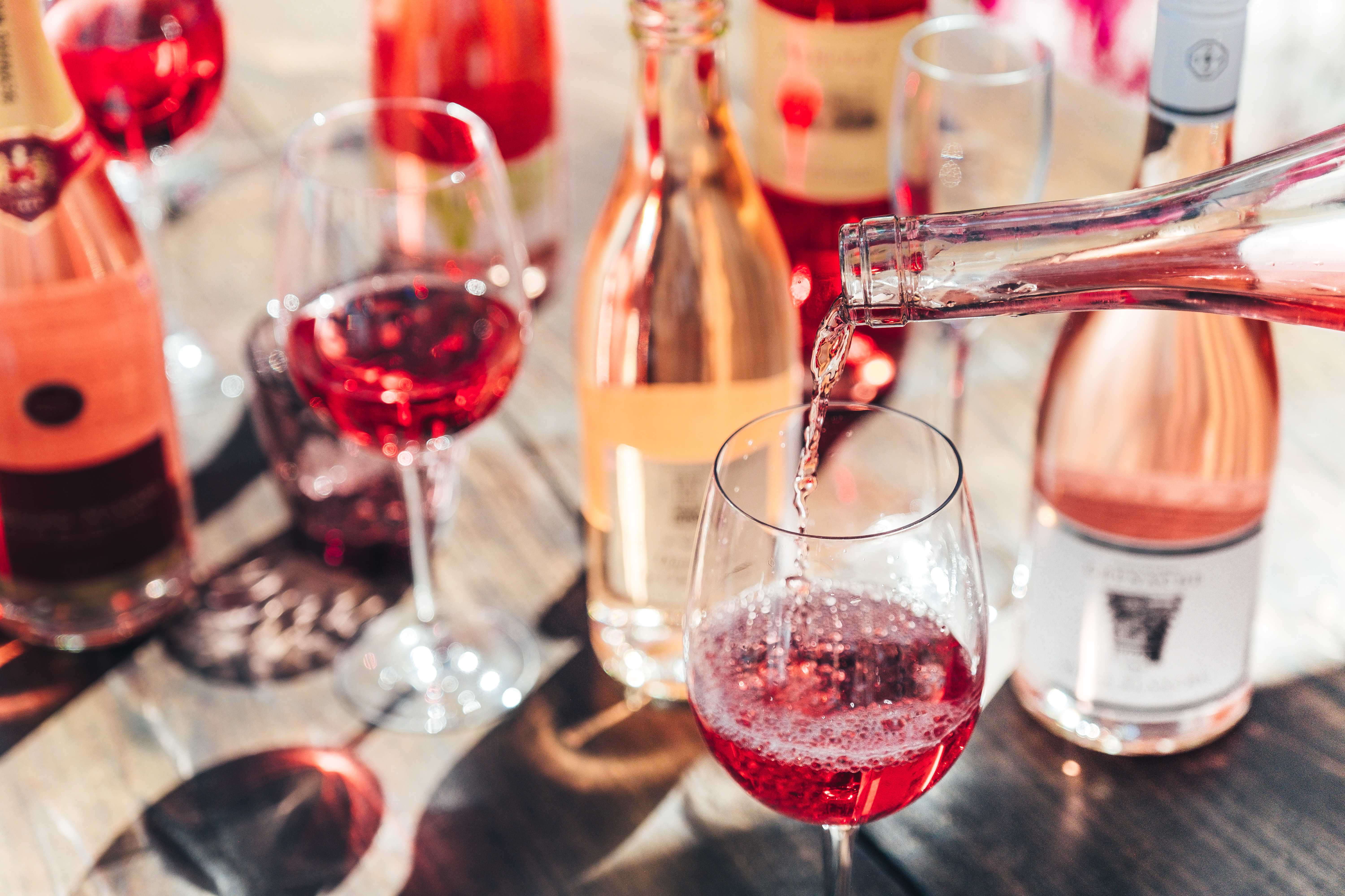 Красная горка вино. Розовое вино. Розовое шампанское. Бокал розового вина. Розовое шампанское в бокале.
