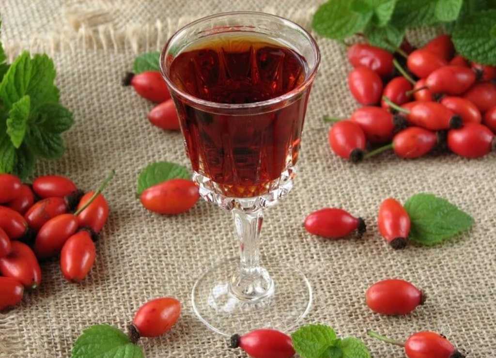 Настойка на шиповнике полезный напиток на домашнем самогоне ⋆ алкомен.ру-домашний алкоголь рецепт самогон,брага,вино