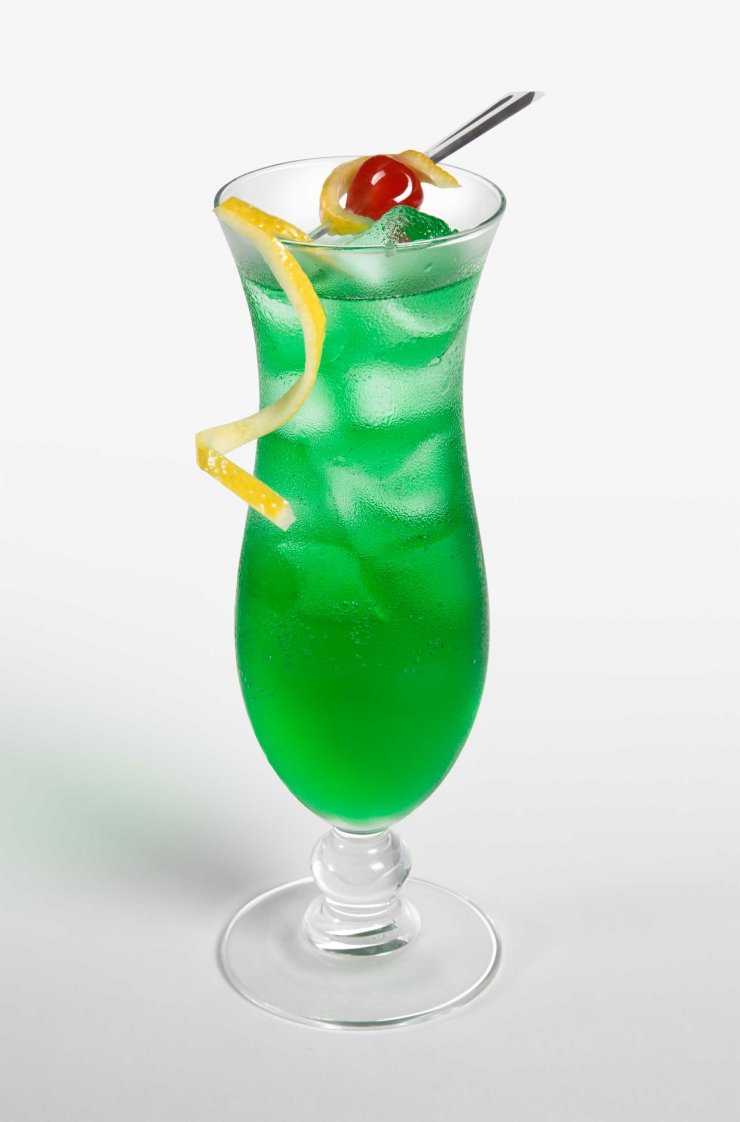 Коктейли с самбукой рецепты. Абсент и зеленая Фея напиток. Коктейль Блю Кюрасао абсент. Зеленая Фея коктейль. Коктейль абсент дынный ликер.