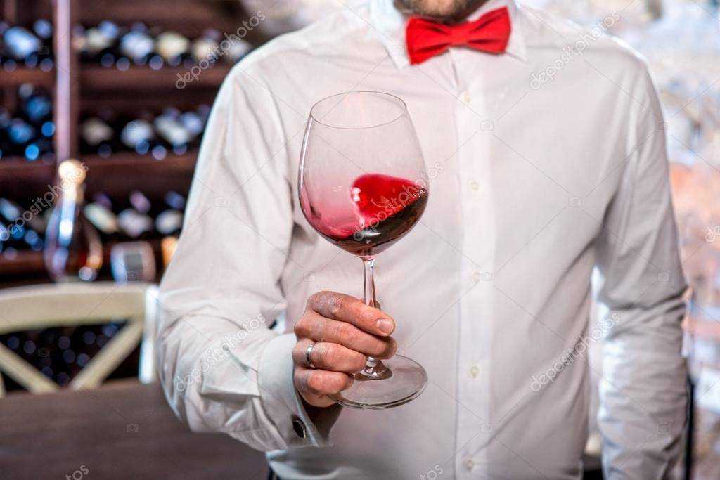 Этикет за столом: как правильно держать бокал с вином, шампанским