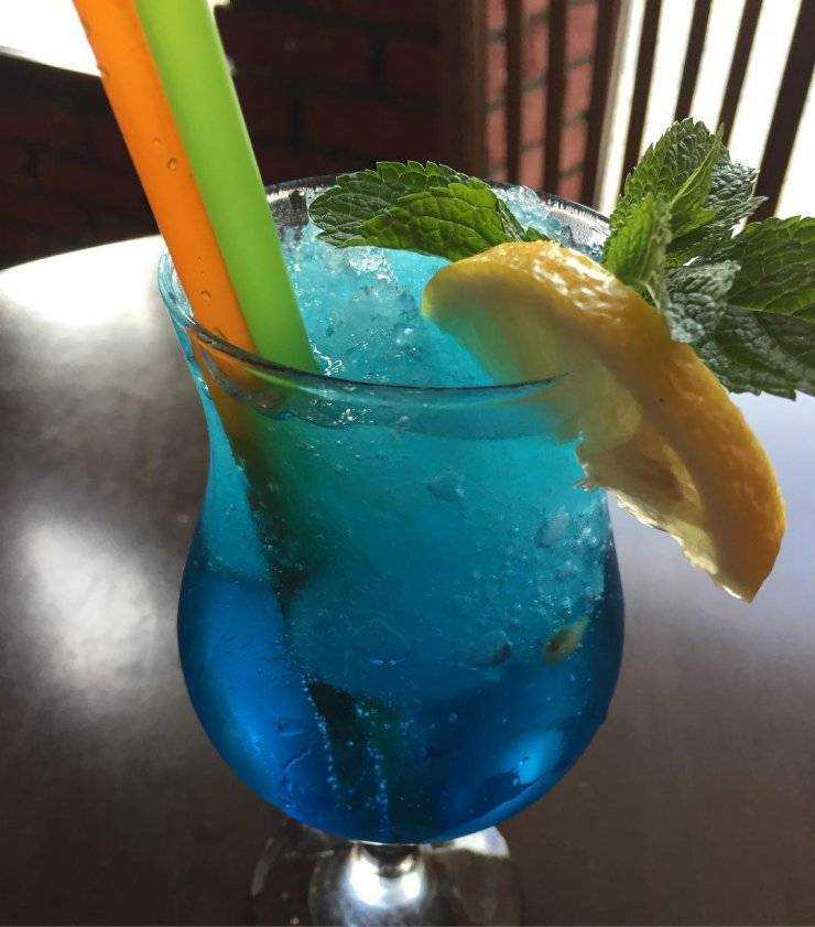 Коктейль алкогольный с сиропом голубая. Блю Гавайи коктейль. Коктейль голубые Гавайи и голубая Лагуна. Блю Кюрасао коктейль голубая Лагуна. Коктейль голубая Гавайя.