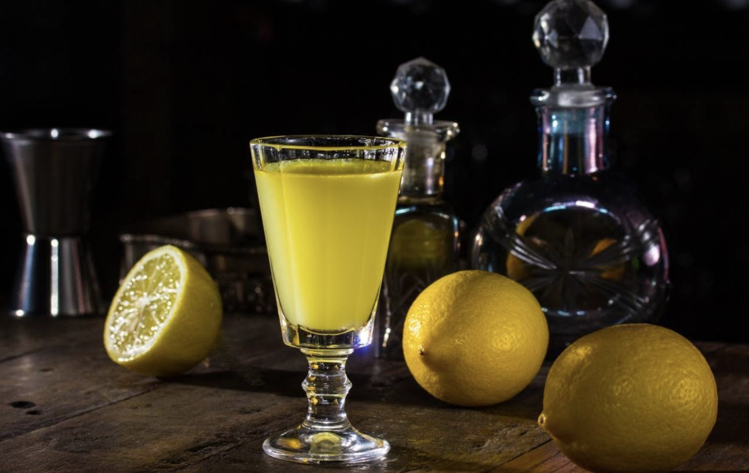 Рецепт ликера лимончелло. Лимонный ликер Лимончелло. Лимоны для Лимончелло. Наливка Лимончелло.