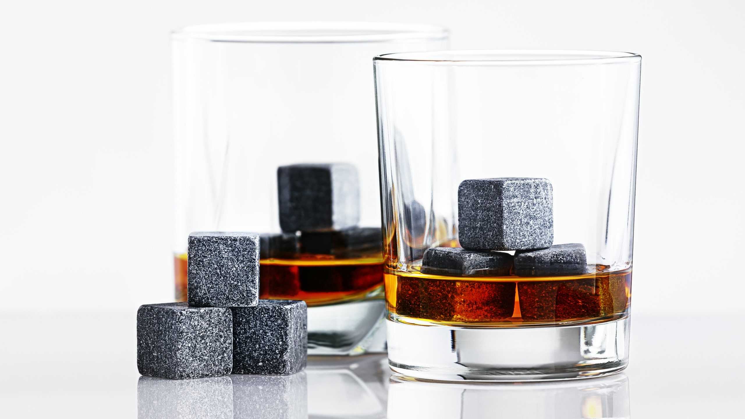 Камни для охлаждения виски: из чего они изготовлены, как использовать их в напитке