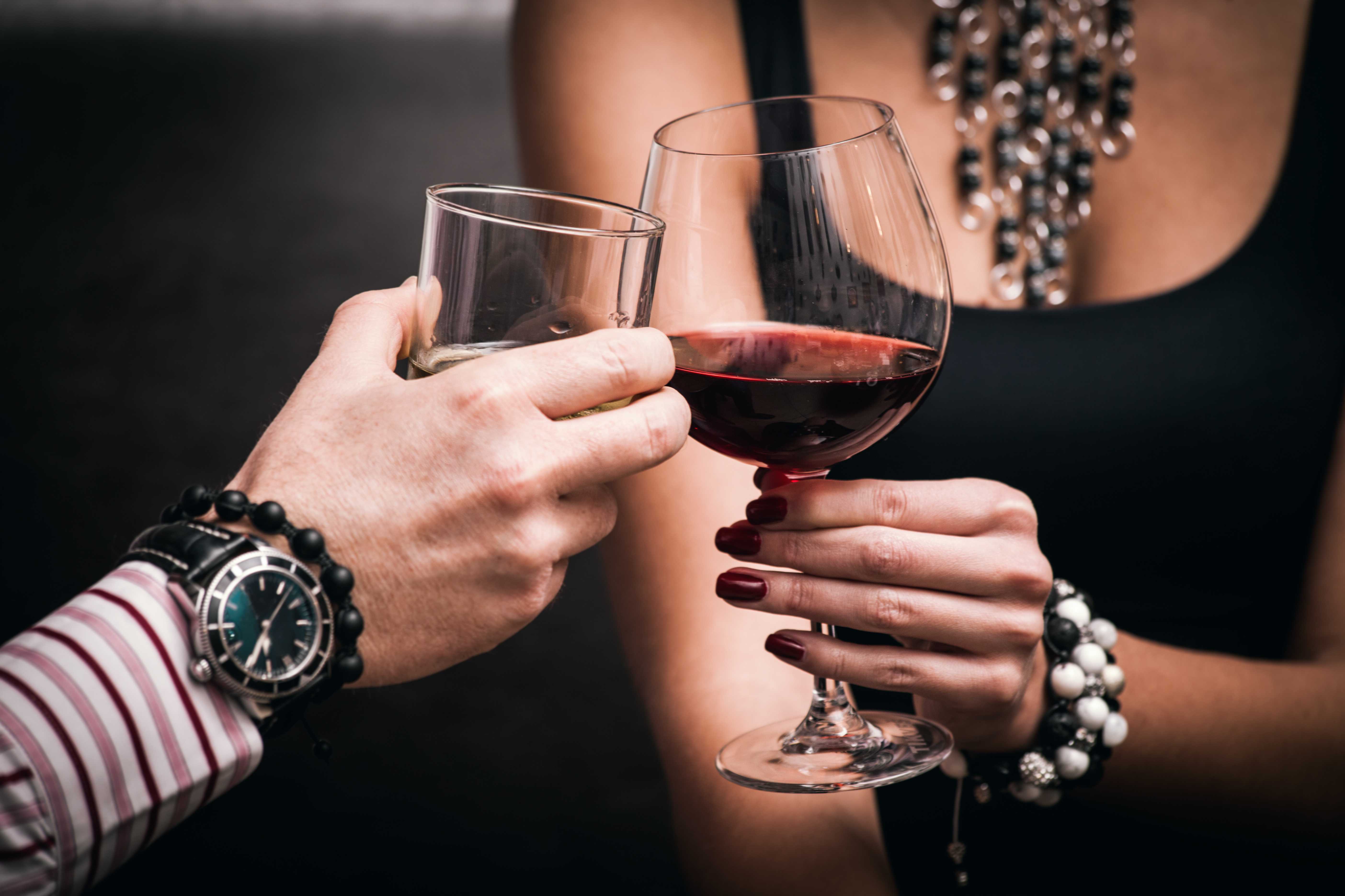 Как правильно держать бокал с вином по этикету за столом